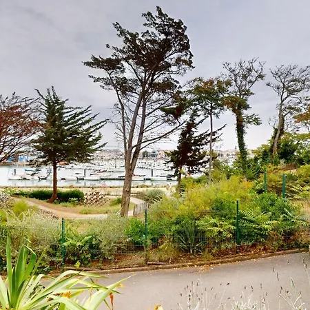 Port De Plaisance A Tribord, 50 M De La