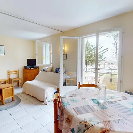 Port De Plaisance A Tribord, 50 M De La 圣吉尔-克鲁瓦德维
