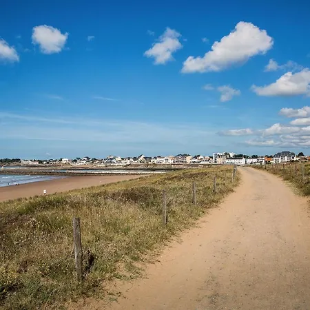Port De Plaisance A Tribord, 50 M De La 圣吉尔-克鲁瓦德维